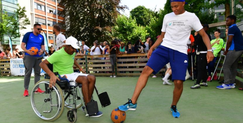 Todo el dinero que Kylian Mbpappé ganó en el mundial de Rusia 2018, lo donó a una fundación de su ex barrio francés.