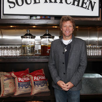 Los 2 restaurantes donde los comensales pagan lavando trastes… De Jon Bon Jovi.