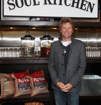 Los 2 restaurantes donde los comensales pagan lavando trastes… De Jon Bon Jovi.