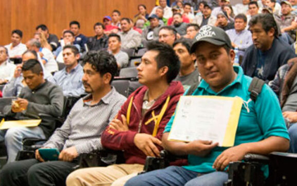 Albañiles mexicanos toman clases en la Facultad de Arquitectura de la UNAM. ¡GOYA!