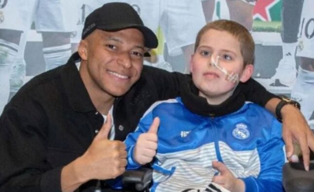 El abrazo de Mbappé que iluminó la vida de Lorenzo